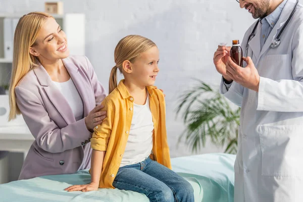 Pediatrician Holding Syrup Smiling Mother Child Medical Couch — Stock Photo, Image