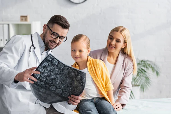 Pediatra Positivo Segurando Ressonância Magnética Perto Família Hospital — Fotografia de Stock