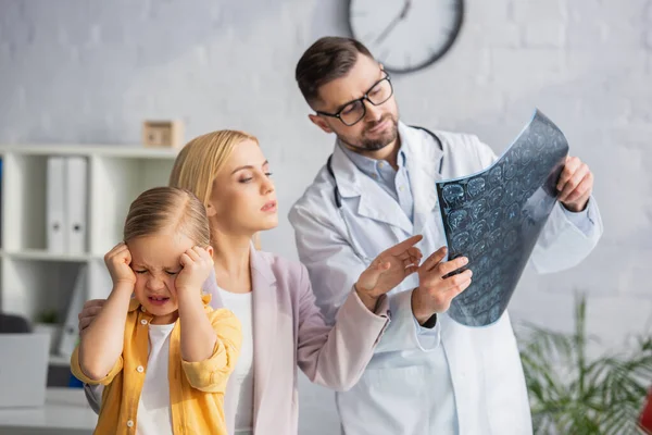 Ill Kid Having Headache Mother Pointing Mri Scan Pediatrician — Stock Photo, Image