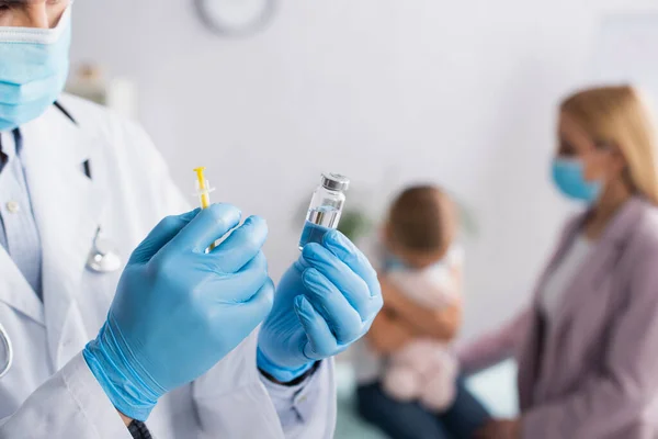 Médico Con Máscara Médica Que Sostiene Vacuna Cerca Madre Niño —  Fotos de Stock