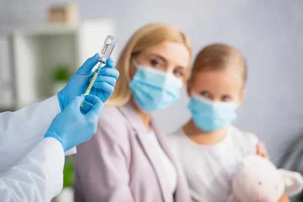 Pediatra Pegando Vacina Perto Mãe Filho Máscaras Médicas — Fotografia de Stock