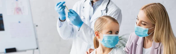 Mor Och Barn Medicinska Masker Nära Suddig Husläkare Med Vaccin — Stockfoto