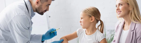 Médico Sosteniendo Jeringa Cerca Niño Mueca Mujer Sonriente Pancarta — Foto de Stock