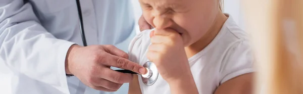 Bambino Starnutisce Vicino Medico Con Stetoscopio Striscione — Foto Stock