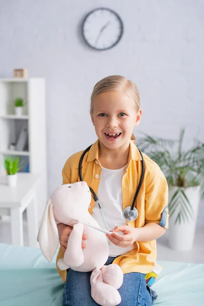 Pozytywne Dziecko Zabawką Termometrem Uśmiechnięte Kamery Kanapie Medycznej — Zdjęcie stockowe