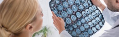 Doktor beyin taraması yapıyor. Hastanedeki kadının yanında, pankartta.