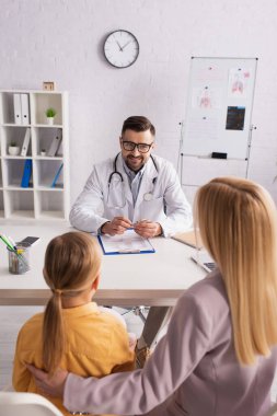 Hastanedeki pozitif aile doktorunun yakınındaki anne ve kızın geçmişi.