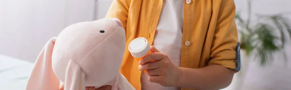 Обрізаний Вид Дитини Тримає Таблетки Біля Якої Іграшки Лікарні Банер — стокове фото
