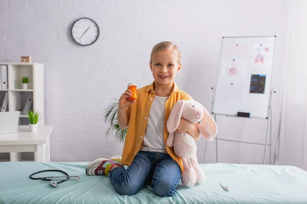 Ragazza Con Pillole Peluche Sorridente Alla Fotocamera Vicino Stetoscopio Termometro — Foto Stock