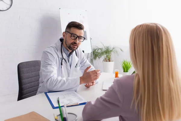 Vista Trasera Mujer Rubia Cerca Del Médico Hablando Durante Consulta —  Fotos de Stock