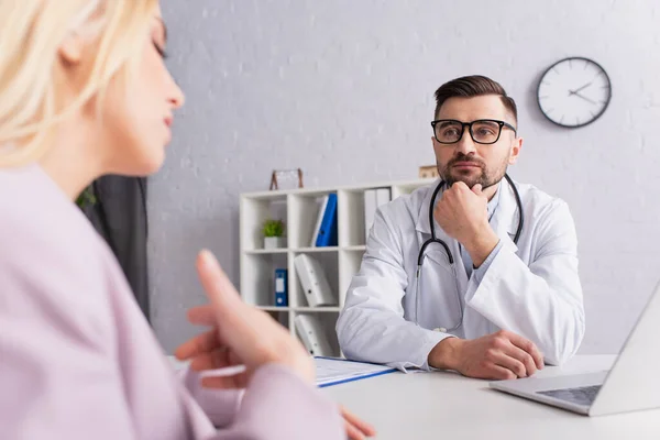 Physician Looking Blurred Woman Talking Consultation — Stock Photo, Image