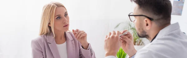 Mujer Rubia Hablando Con Médico Durante Cita Hospital Pancarta — Foto de Stock