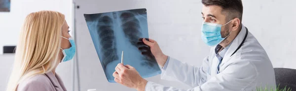 Doctor Máscara Médica Apuntando Radiografía Pulmones Cerca Del Paciente Estandarte — Foto de Stock