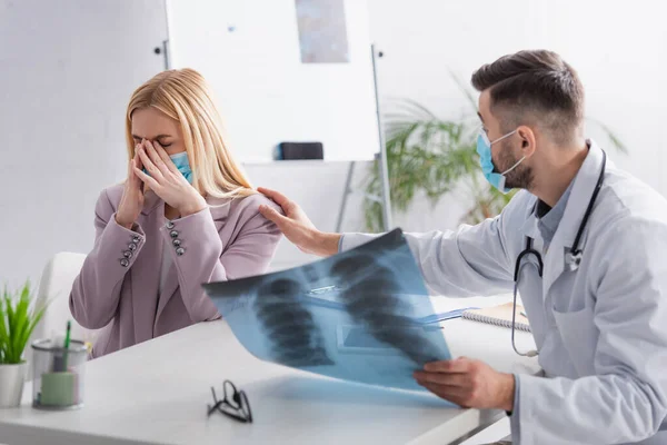 Médico Com Pulmões Raio Calmante Chateado Mulher Chorando Máscara Médica — Fotografia de Stock