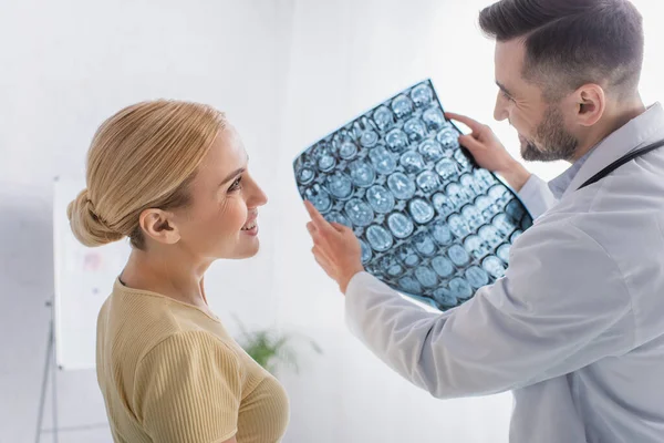 Médico Feliz Paciente Olhando Para Outro Perto Ressonância Magnética — Fotografia de Stock