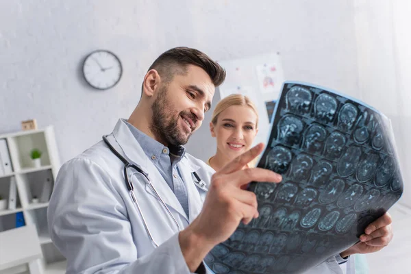 Smiling Doctor Showing Mri Scan Happy Woman Clinic — Stock Photo, Image