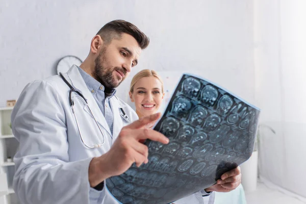 Ευχαριστημένη Γυναίκα Που Κοιτάζει Τομογραφία Εγκεφάλου Στα Χέρια Του Γιατρού — Φωτογραφία Αρχείου