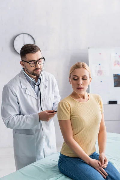 Mujer Sentada Sofá Médico Mientras Médico Examina Con Estetoscopio —  Fotos de Stock