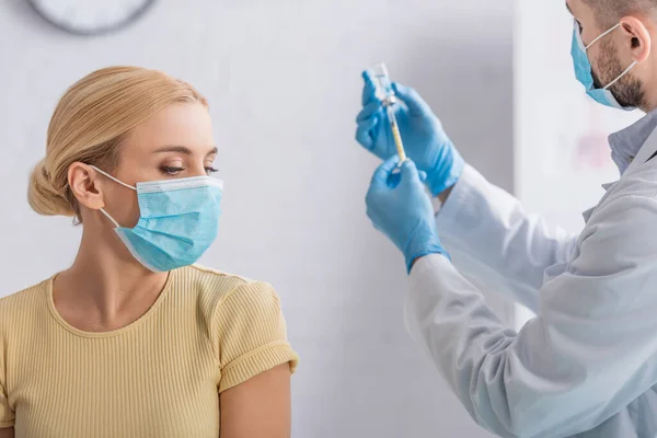 Médico Con Máscara Médica Guantes Látex Que Sostiene Vacuna Cerca —  Fotos de Stock