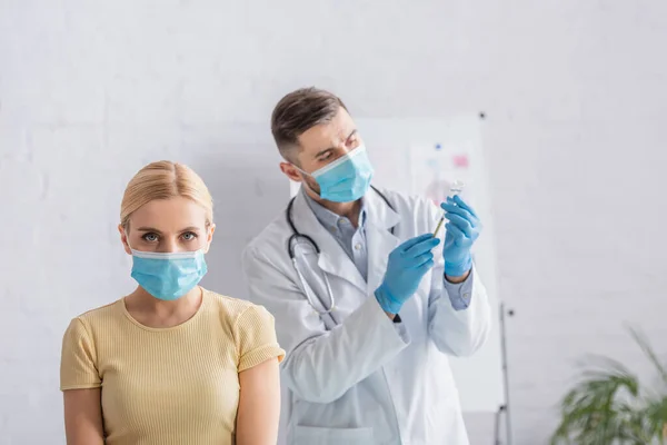Arzt Latexhandschuhen Hält Impfstoff Der Nähe Einer Frau Medizinischer Maske — Stockfoto