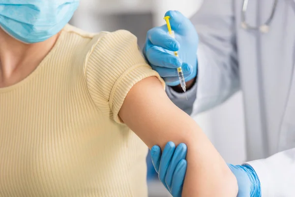 Bijgesneden Zicht Arts Medisch Masker Die Vaccinatie Toedient Aan Patiënt — Stockfoto