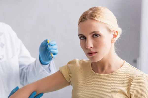 Blondine Blickt Während Impfung Klinik Die Kamera — Stockfoto