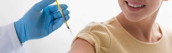 Gedeeltelijk Zicht Van Arts Latex Handschoen Vaccineren Lachende Vrouw Banner — Stockfoto