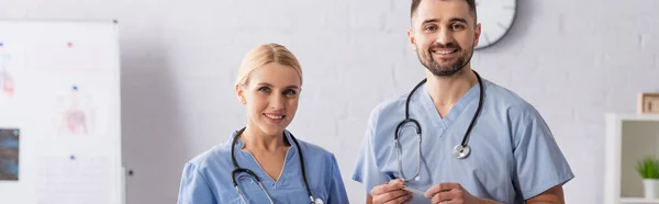 Läkare Blå Uniform Ler Mot Kameran Sjukhuset Banner — Stockfoto