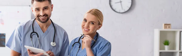 Glada Läkare Blå Uniform Tittar Kameran Sjukhuset Banner — Stockfoto