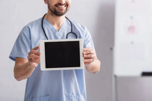 微笑的医生用空白屏幕显示数码平板电脑的局部视图 — 图库照片