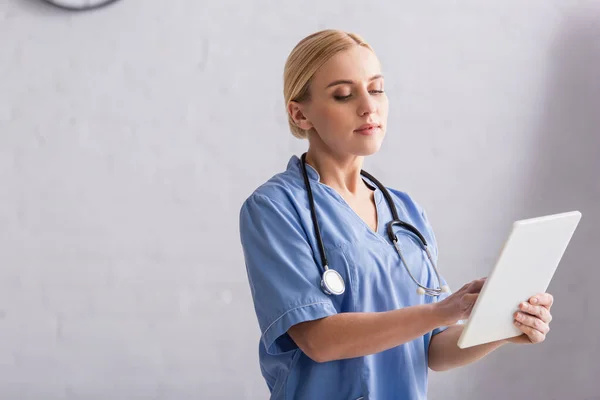 Médico Vestindo Uniforme Azul Estetoscópio Pescoço Usando Comprimido Digital Hospital — Fotografia de Stock