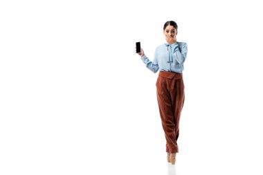 Akıllı telefon tutan ve beyaz arka planda ağzını kapatan harika bir balerin. 