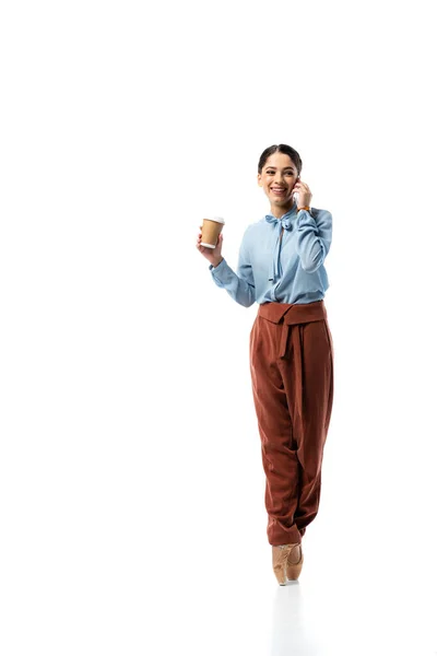 Sorrindo Bailarina Segurando Café Para Falar Smartphone Fundo Branco — Fotografia de Stock