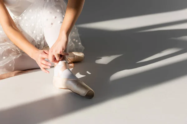 Vista Recortada Bailarina Con Zapato Puntiagudo Sobre Fondo Gris Con —  Fotos de Stock