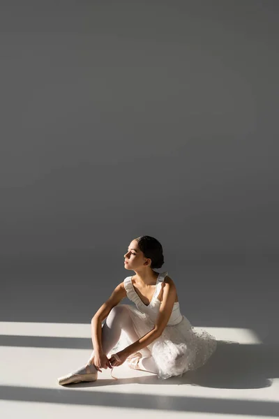 Vista Laterale Della Ballerina Abito Seduta Sfondo Grigio — Foto Stock