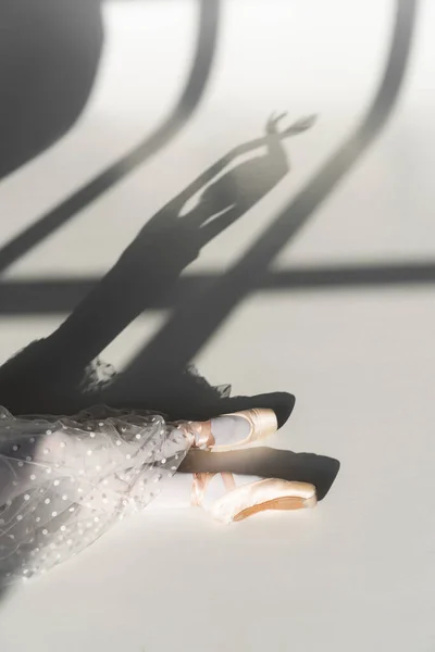 Vista Ritagliata Della Ballerina Seduta Sfondo Grigio — Foto Stock