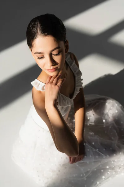 Vista Ángulo Alto Joven Bailarina Con Los Ojos Cerrados Sobre — Foto de Stock