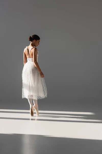 Vista Lateral Bailarina Vestido Branco Dançando Fundo Cinza — Fotografia de Stock