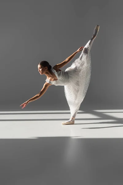 Vista Laterale Della Ballerina Piedi Una Gamba Sfondo Grigio — Foto Stock