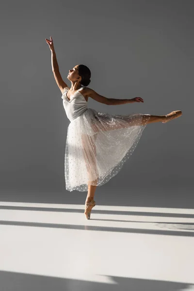 Zijaanzicht Van Elegante Ballerina Dansen Grijze Achtergrond Met Zonlicht — Stockfoto