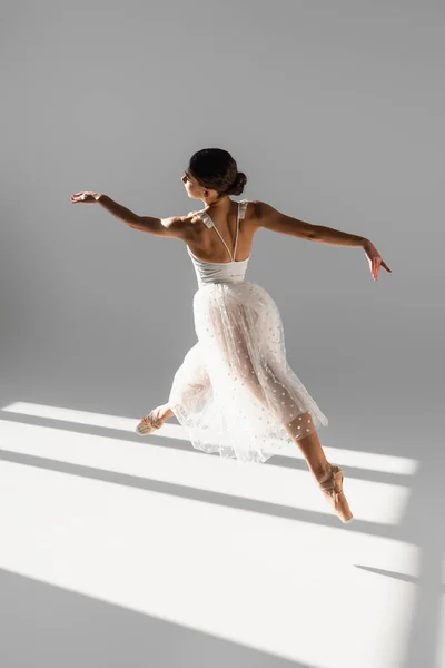 Vista Lateral Elegante Bailarina Saltando Luz Del Sol Sobre Fondo —  Fotos de Stock