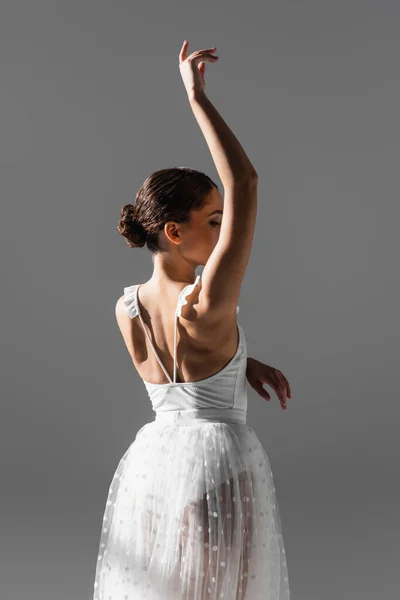 Елегантна Балерина Піднімає Руку Ізольовано Сірому — стокове фото