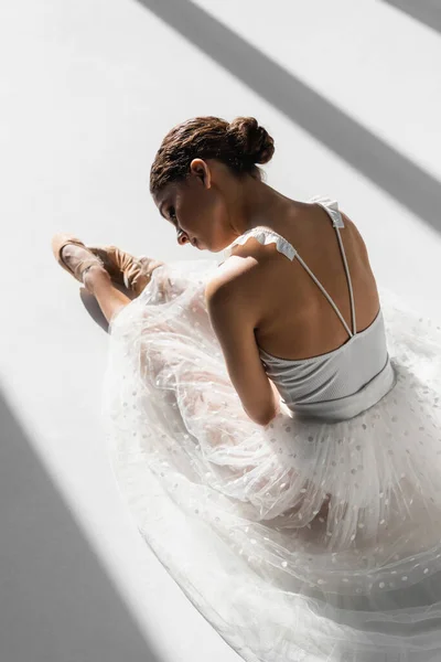 Vista Ángulo Alto Bailarina Descansando Sobre Fondo Blanco Con Luz — Foto de Stock