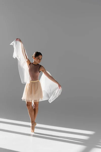 Bella Ballerina Gonna Beige Che Balla Con Stoffa Sfondo Grigio — Foto Stock