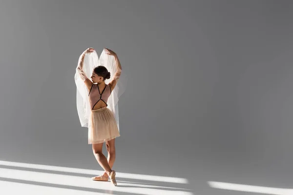 Vue Latérale Ballerine Avec Tissu Levant Les Mains Sur Fond — Photo