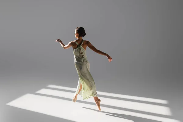 Elegante Bailarina Dançando Pulando Sobre Fundo Cinza Com Luz Solar — Fotografia de Stock