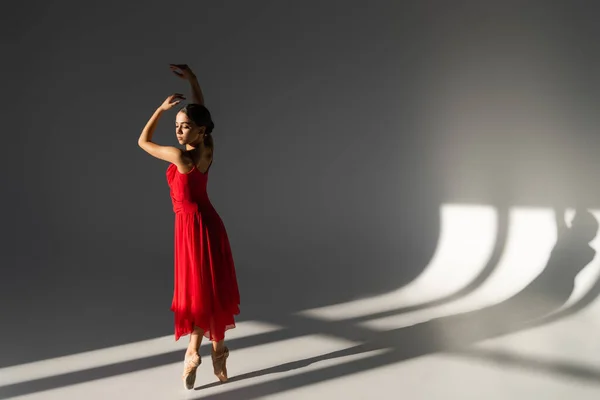 Bastante Bailarina Vestido Vermelho Dançando Luz Sol Fundo Cinza — Fotografia de Stock