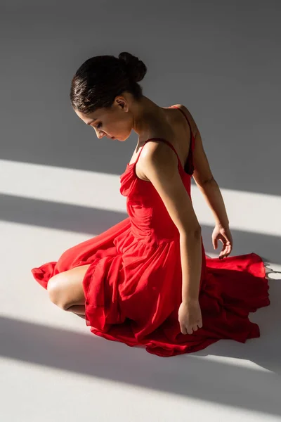 Side View Brunette Ballerina Red Dress Sitting Light Grey Background — Stock Photo, Image