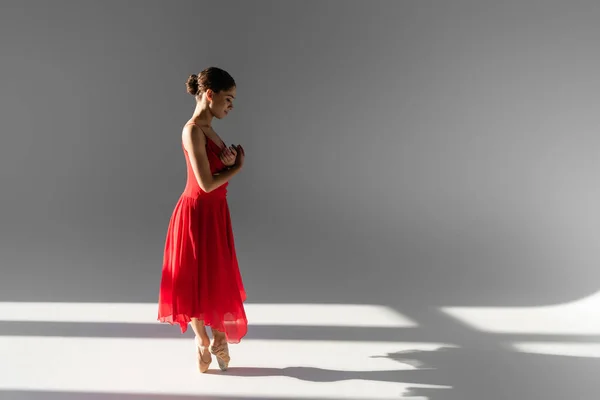 Vista Lateral Bailarina Jovem Dançando Vestido Vermelho Sapatos Pontiagudos Fundo — Fotografia de Stock