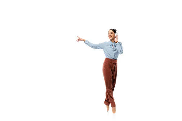 Bailarina Sorridente Fones Ouvido Apontando Com Dedo Isolado Branco — Fotografia de Stock